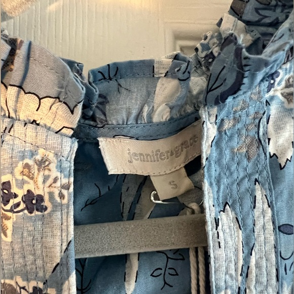 jennifer & grace top with cute blue floral pattern NWT size Small - Picture 2 of 4